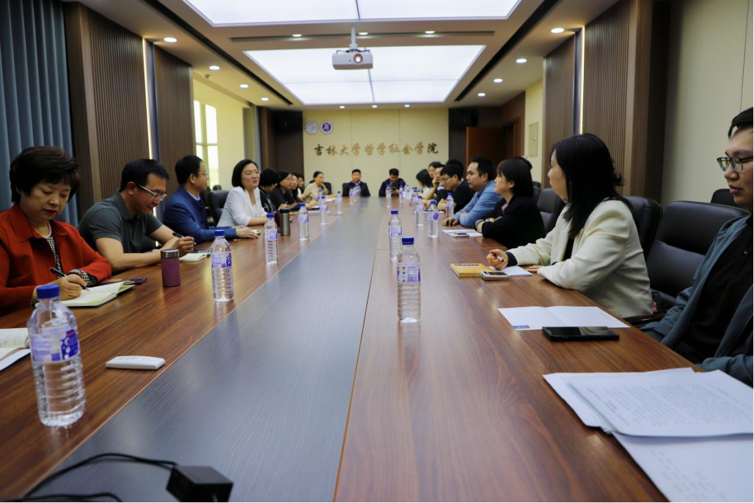 坚守教育初心，赋能青年成长——色情直播
召开青年教师座谈会